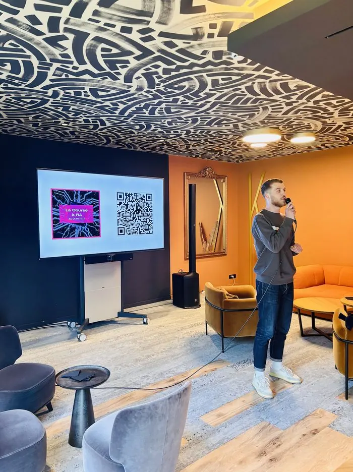 Animateur Dotmap au micro pendant le lancement du jeu