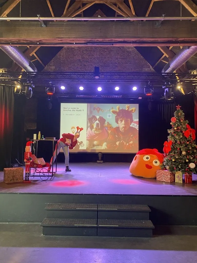 Animatrice sur scène pour l'enquête Qui a volé la bûche de Noël