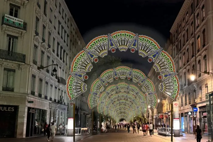 Arches lumineuses dans les rues de Lyon
