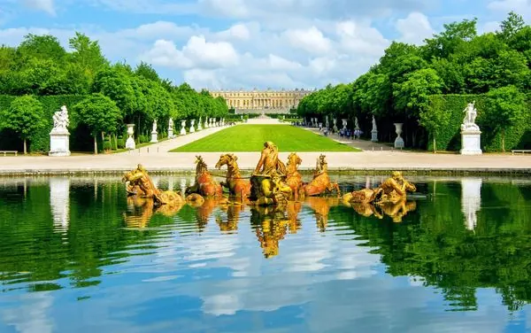 Bassin d'Apollon et château de Versailles