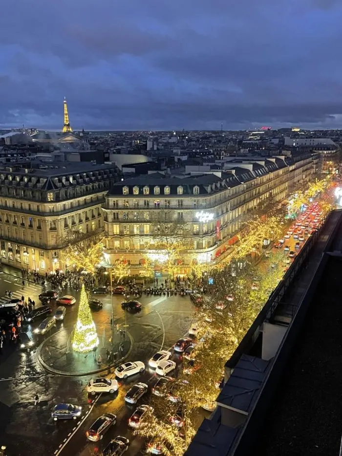 Boulevard illuminé près de l'Opéra à Paris