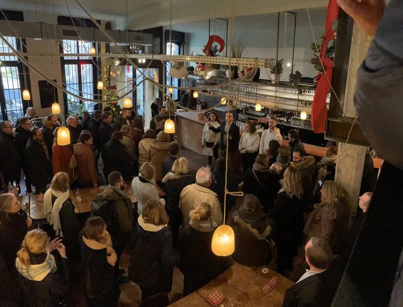 Brief des équipes par les animateurs Dotmap dans un restaurant décoré pour Noël