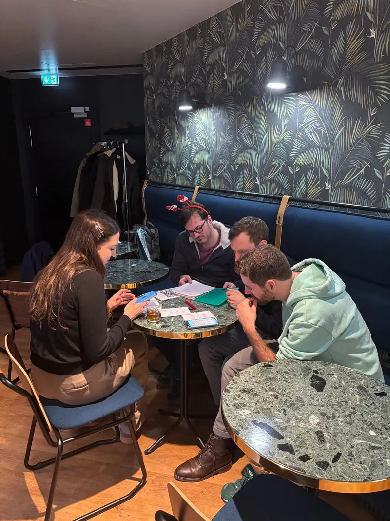Équipe en pleine enquête autour d'une table