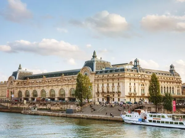 Façade du musée d'Orsay au bord de la Seine