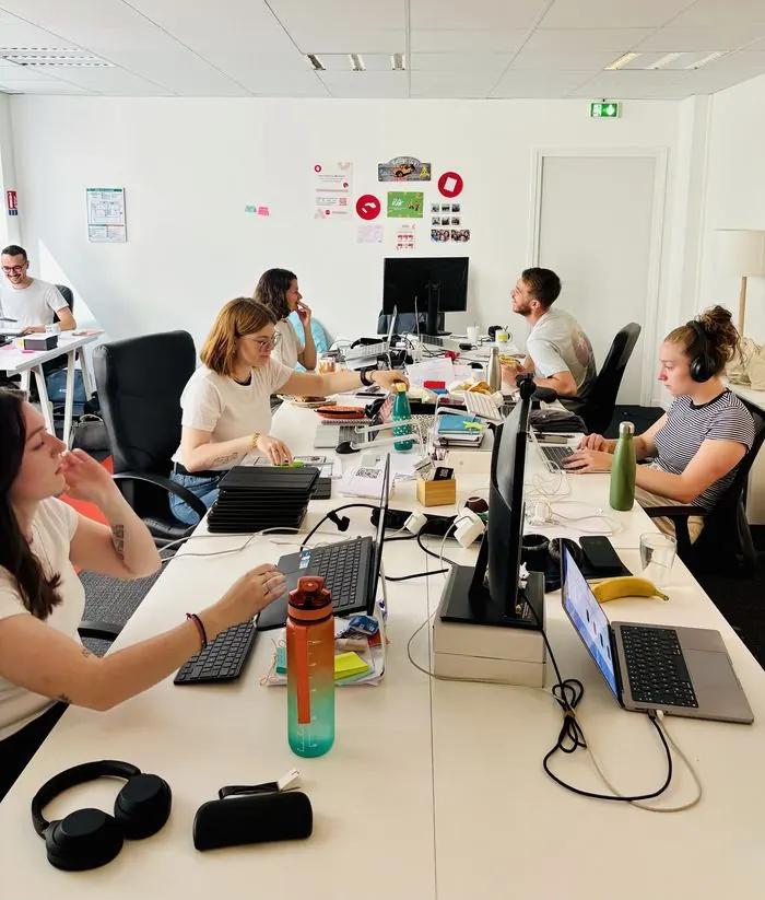 L'équipe Dotmap au travail dans ses bureaux