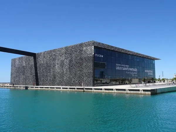 Le Mucem et sa résille de béton au bord de la mer, à Marseille
