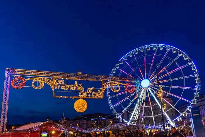 Marché de Noël et grande roue sur le Vieux-Port de Marseille