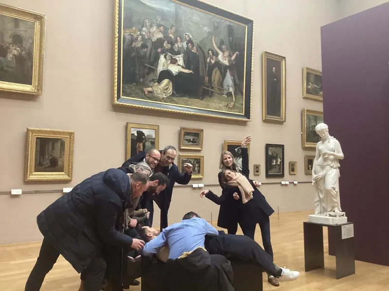 Participants rejouant un tableau au Palais des Beaux-Arts de Lille