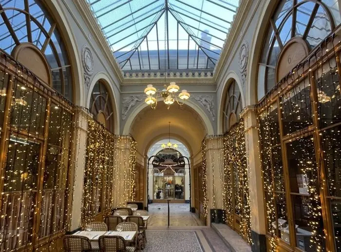 Passage couvert parisien décoré de guirlandes lumineuses