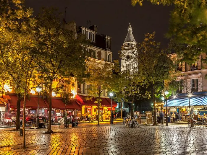 Place du Tertre à Montmartre, le soir