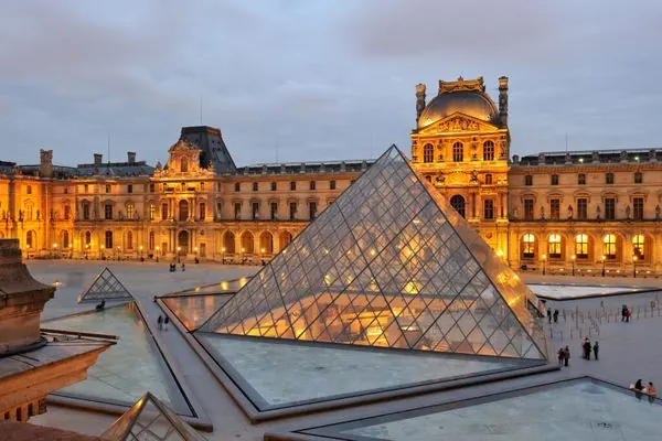 Pyramide et cour du musée du Louvre à la tombée de la nuit